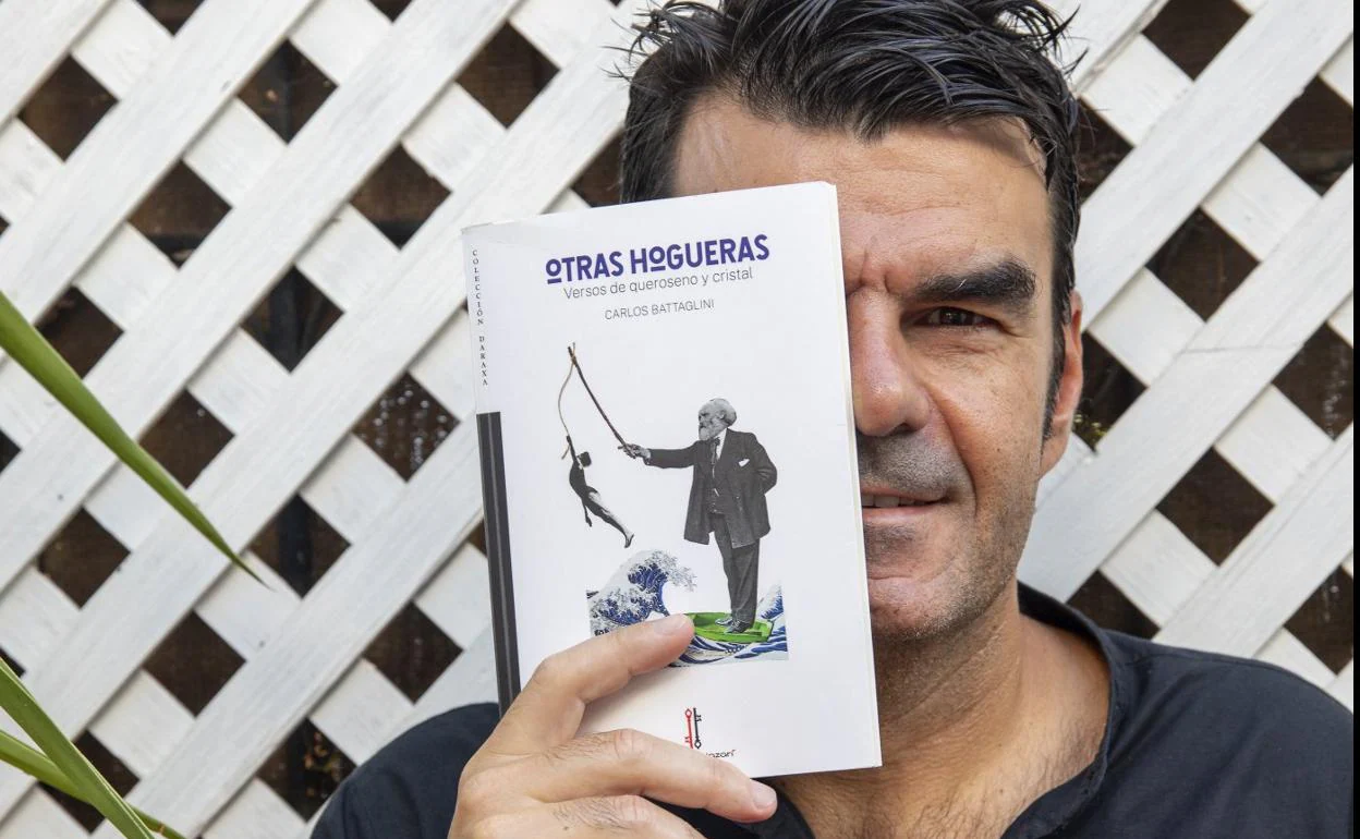 Carlos Battaglini posa con un ejemplar de 'Otras hogueras'. 