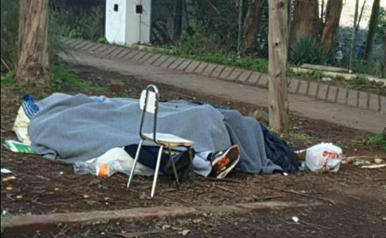 Varias personas fuermen al raso frente al campamento de Las Raíces, en Tenerife, desde la semana pasada. 
