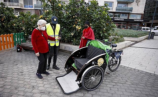 Imagen principal - Arriba y a la izquierda, Laye atiende a Reina. Sobre estas líneas, con Julia y Asunción, otras usuarias. 