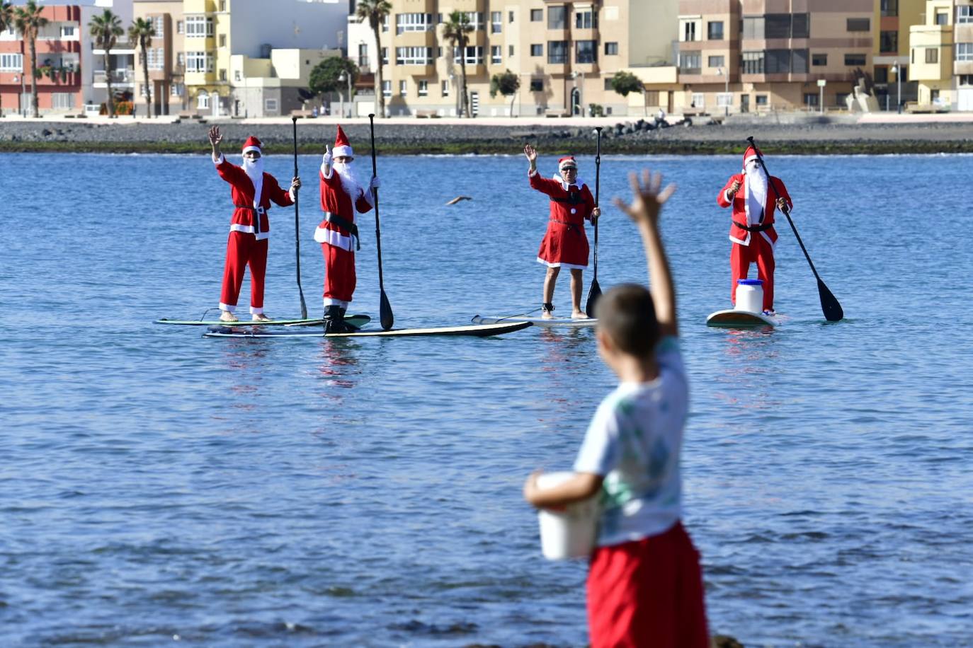 Imagen de Papá Noel y sus ayudantes al llegar a la costa de Arinaga. 