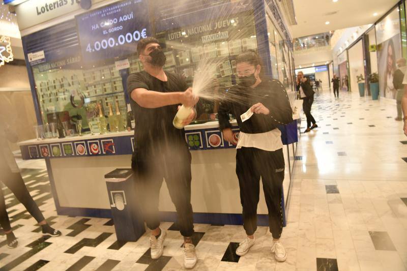 Lluvia de millones para Canarias. El número 86148 ha resultado agraciado con el Gordo del Sorteo Extraordinario de Lotería de Navidad, dotado con 4.000.000 millones euros a la serie, 400.000 al décimos, y ha caído en la administración del Centro Comercial El Mirador, en Las Palmas de Gran Canaria.
