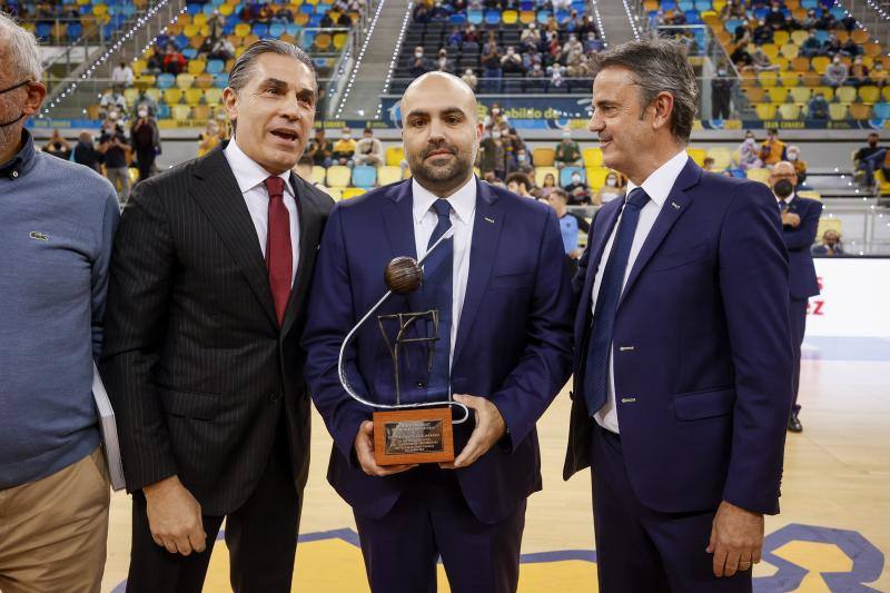 Víctor García, entrenador auxiliar del Granca, recibió la novena edición del Premio CANARIAS7-Pepe Moriana Santisteban en los prolegómenos del partido ante la Virtus. Sergio Scariolo quiso unirse al tributo ante el aplauso de la afición.