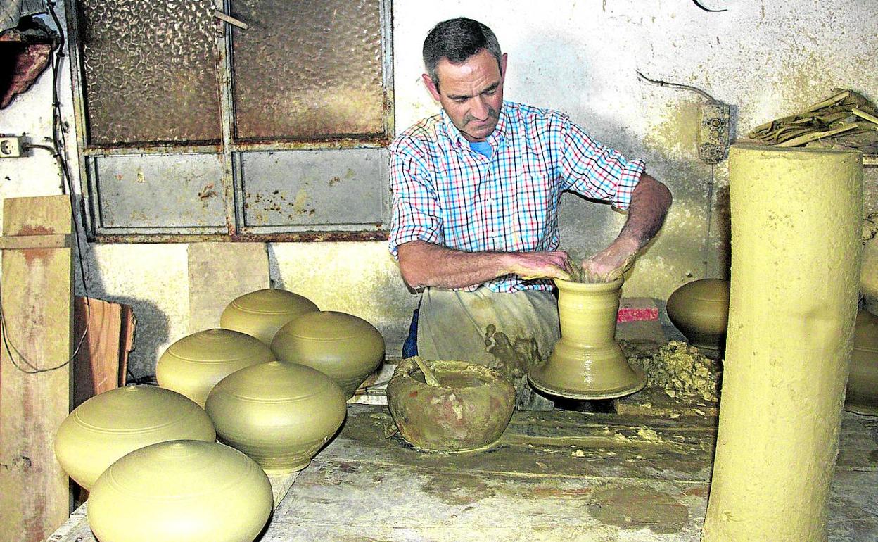 Un artesano de Cerámica Rambleña da forma a un botijo. 