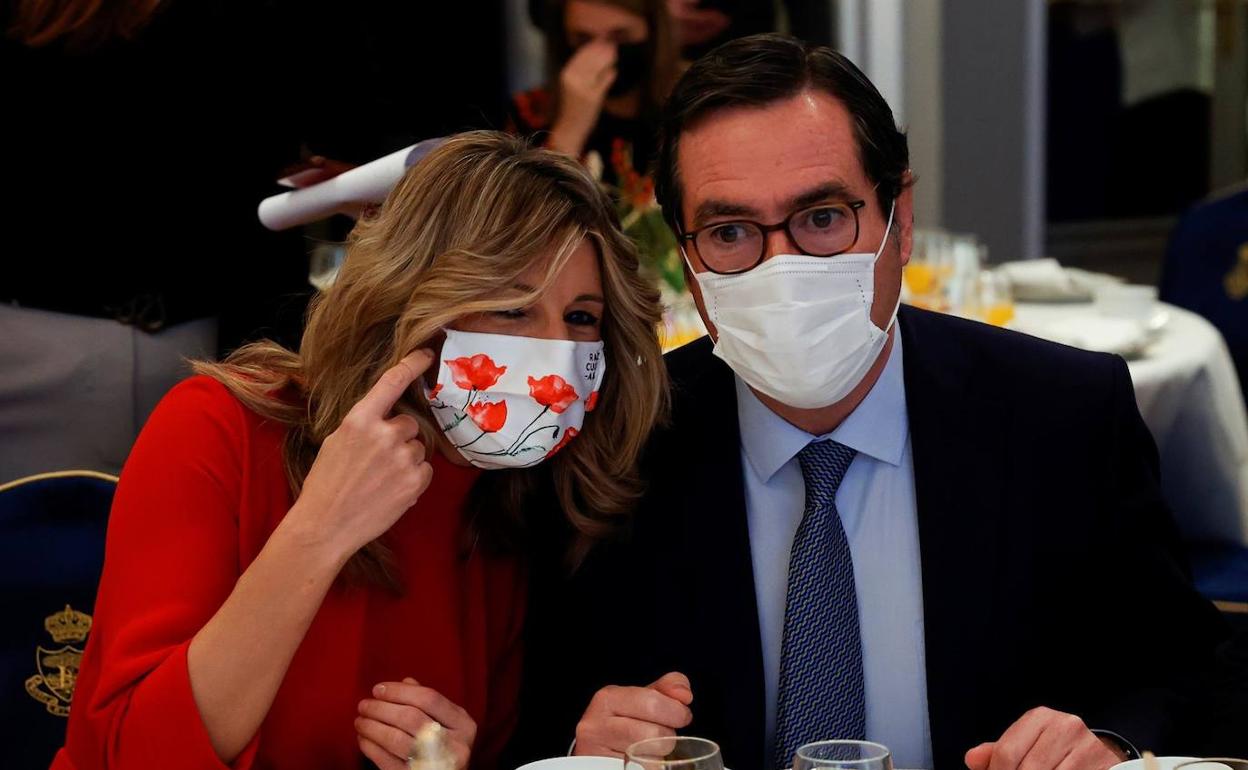 La ministra de Trabajo, Yolanda Díaz, y el presidente de la CEOE, Antonio Garamendi. 