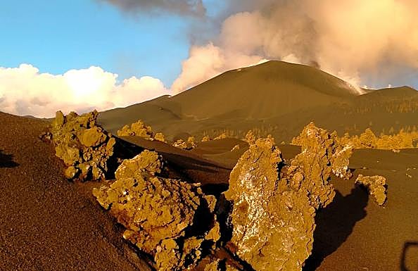 Intensa desgasificación del volcán y no hay deformaciones