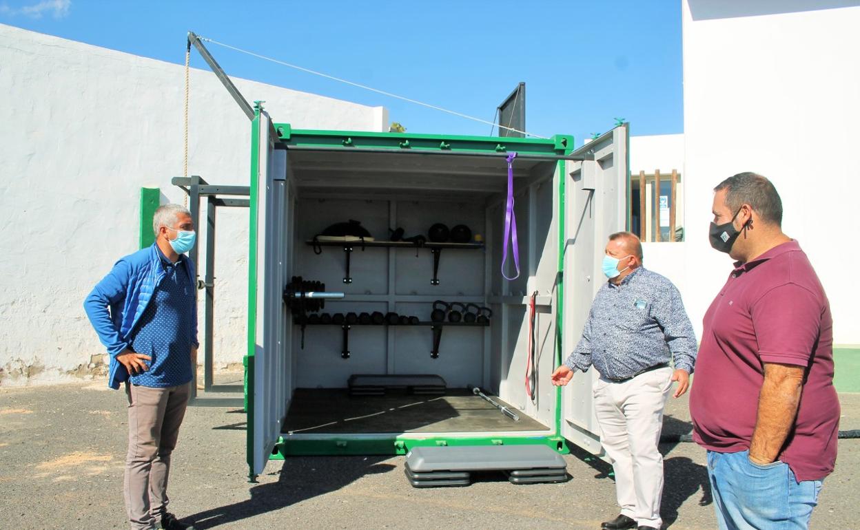 El alcalde Matías Peña y dos concejales, con el gimnasio portátil. 