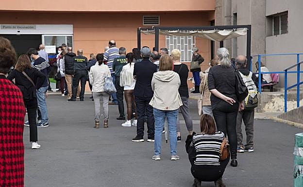 Gente esperando para vacunarse contra la covid-19 en el Materno-Insular. 