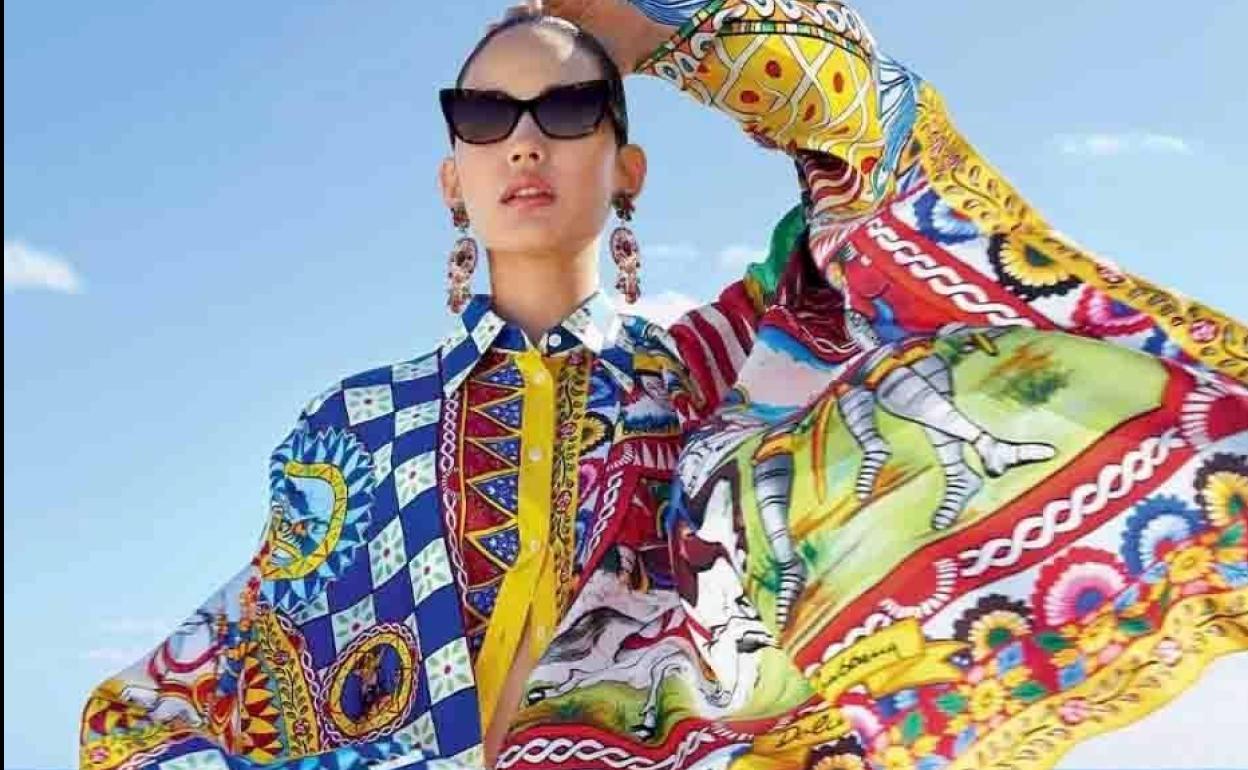 Modelo de Dolce&Gabbana de la colección del pasado verano, en las Grandes Playas de Corralejo. 