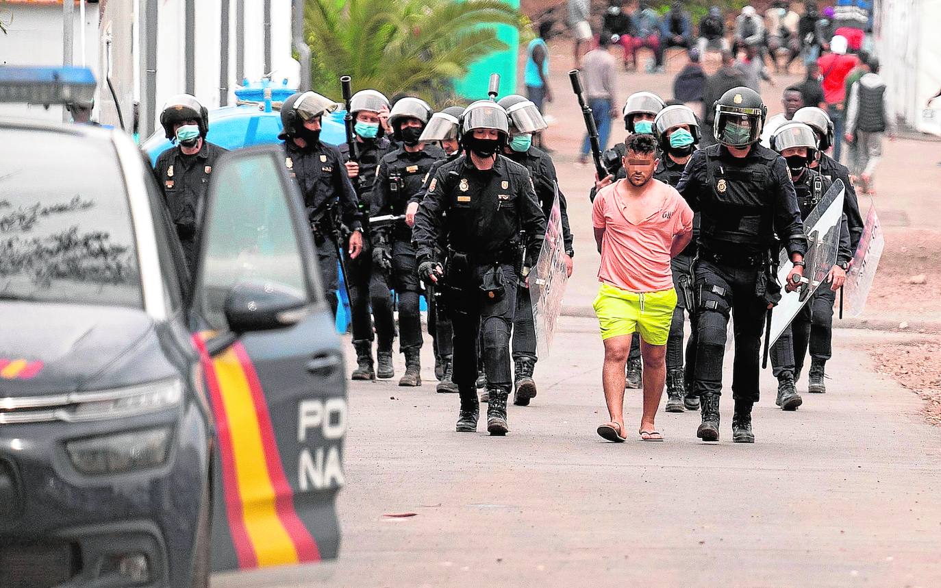 En abril la Policía Nacional tuvo que intervenir en el campamento de Las Raíces ante altercados entre los inmigrantes acogidos.