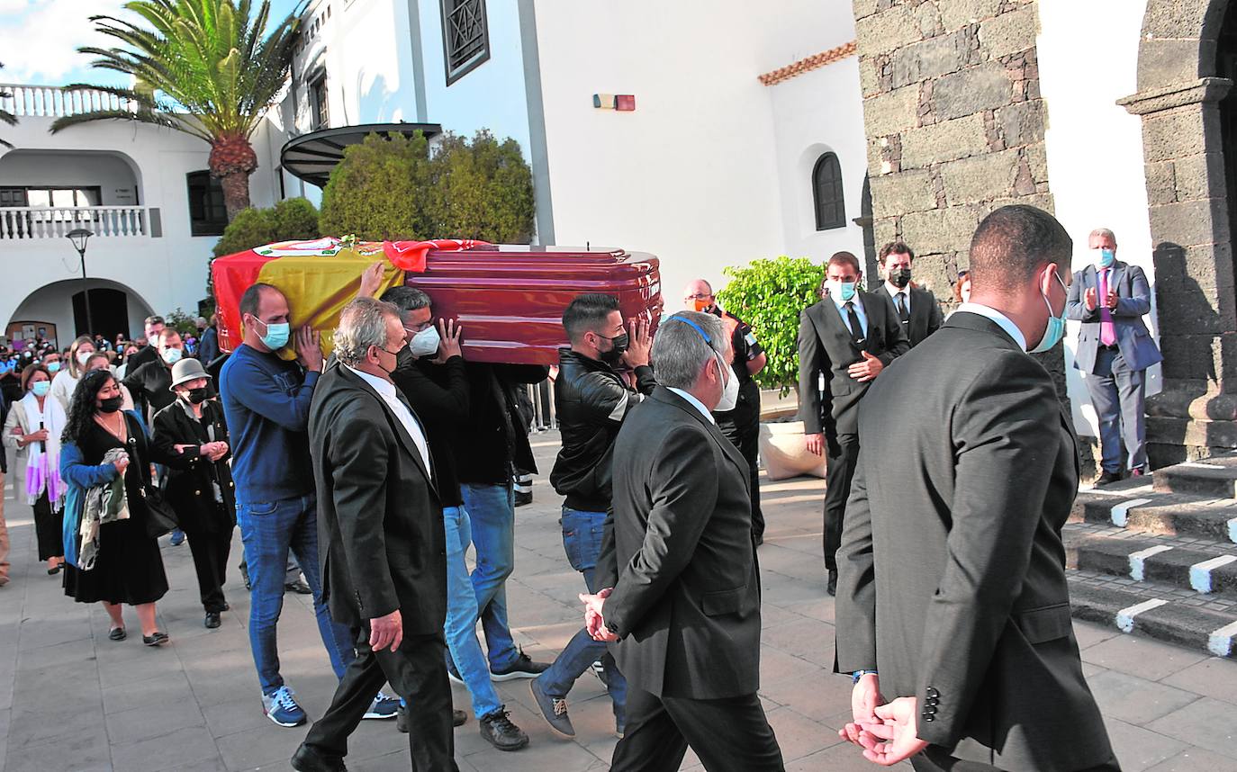 La muerte en noviembre del alcalde de San Bartolomé de Lanzarote, Alexis Tejera, víctima de ELA, sumió en el dolor a vecinos y a toda la clase polítca conejera.