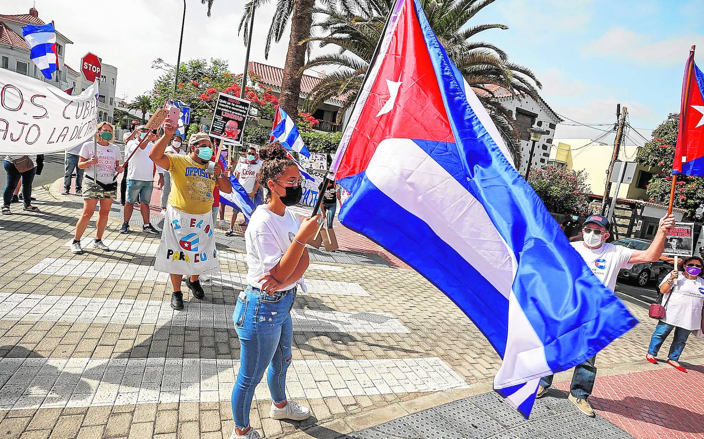 Las protestas en Cuba, que arrancaron en verano, en defensa de más libertades tuvieron su réplica en las islas. En la imagen, una concentración ante la sede del consulado cubano en la capital grancanaria.