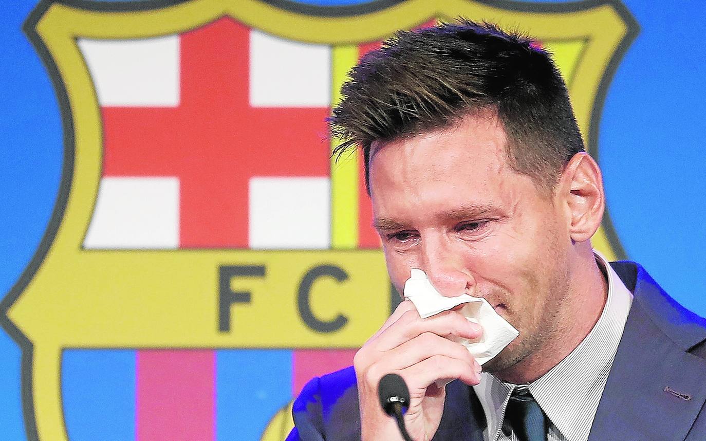 Lionel Messi dejó entre lágrimas el FC Barcelona y el fútbol español. La delicada situación económica del club culé hacía imposible la renovación. Pronto fichó por el PSG francés.