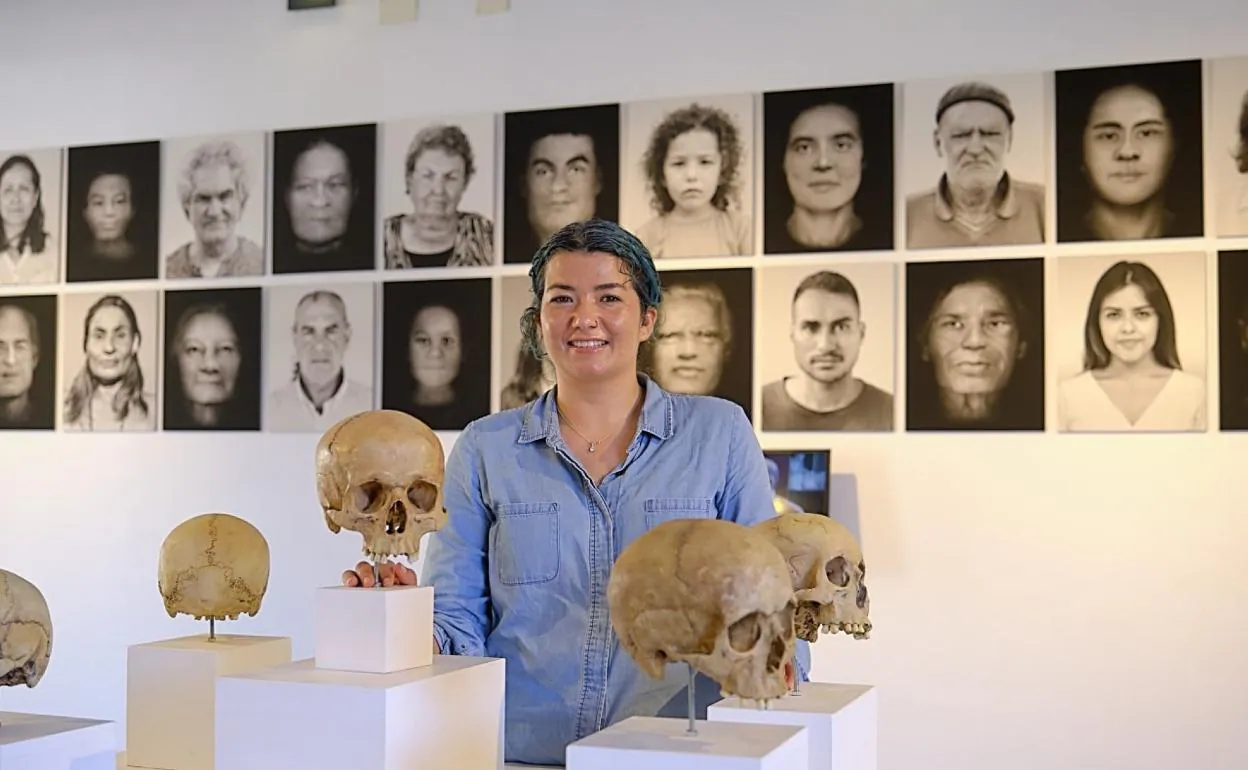 María trabaja en la Universidad John Moores de Liverpool, en el Face Lab.. En la foto, en la exposición del Museo Arqueológico de Fuerteventura, en Betancuria, donde figuran sus 50 caras de antiguos canarios reconstruidas cotejadas con imágenes de canarios contemporáneos. 