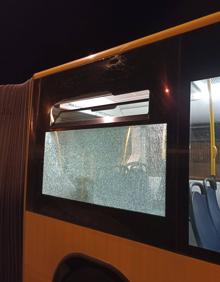 Imagen secundaria 2 - Imagen de las piedras lanzadas y del daño causado. 