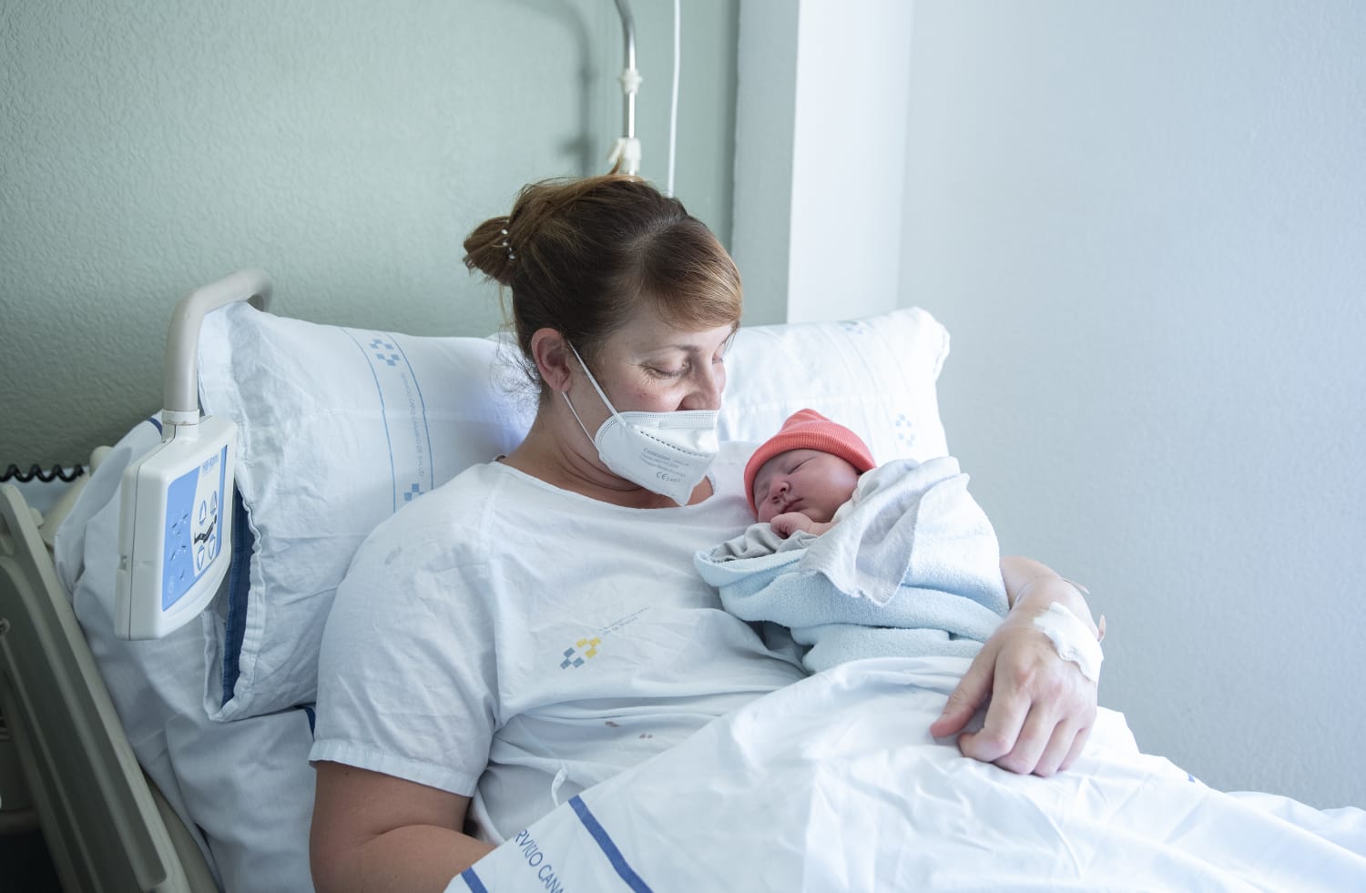 Lara con su madre, en el hospital de La Candelaria, en Tenerife