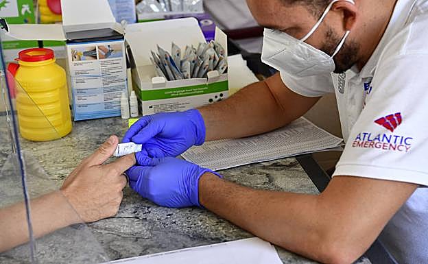 Imagen de archivo de un sanitario tomando muestras para un test de antígenos. 
