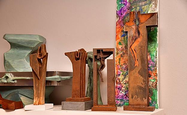 Algunas de las piezas que conserva en su estudio. La primera de la derecha es Cristo (-), de 2005. 