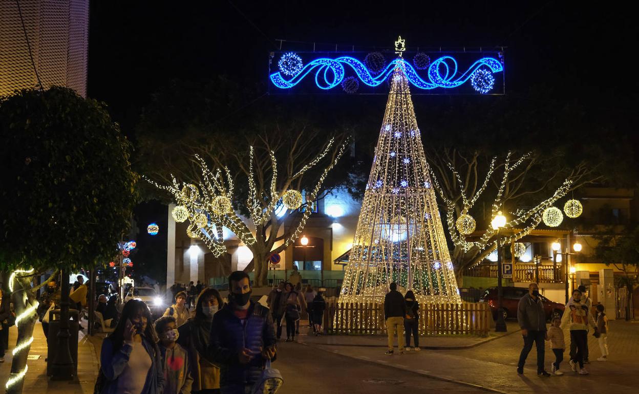 Foto de estos días del centro urbano de Telde, en Los Llanos, iluminado por Navidad. 