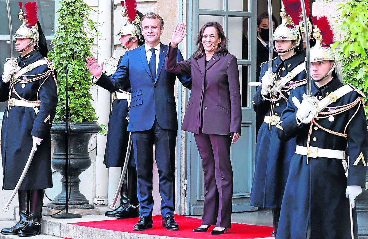 Kamala Harris, on el presidente francés, Emmanuel Macron. 