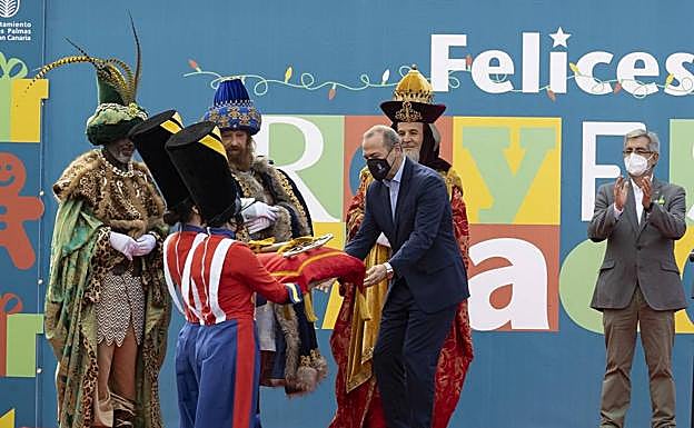 El alcalde entrega las llaves de la ciudad a los Reyes Magos. 