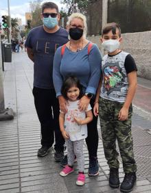 Imagen secundaria 2 - Arriba Naza Aguilar con Nolan y Niam. Sobre estas líneas, Ariel Pérez y Carolina Estévez, con las niñas Cintia y Gara; y Yolanda Sánchez y Pedro Santana, con Fátima y Adoney. 