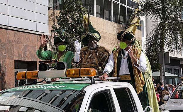 Baltasar saluda a los niños de La Isleta. 
