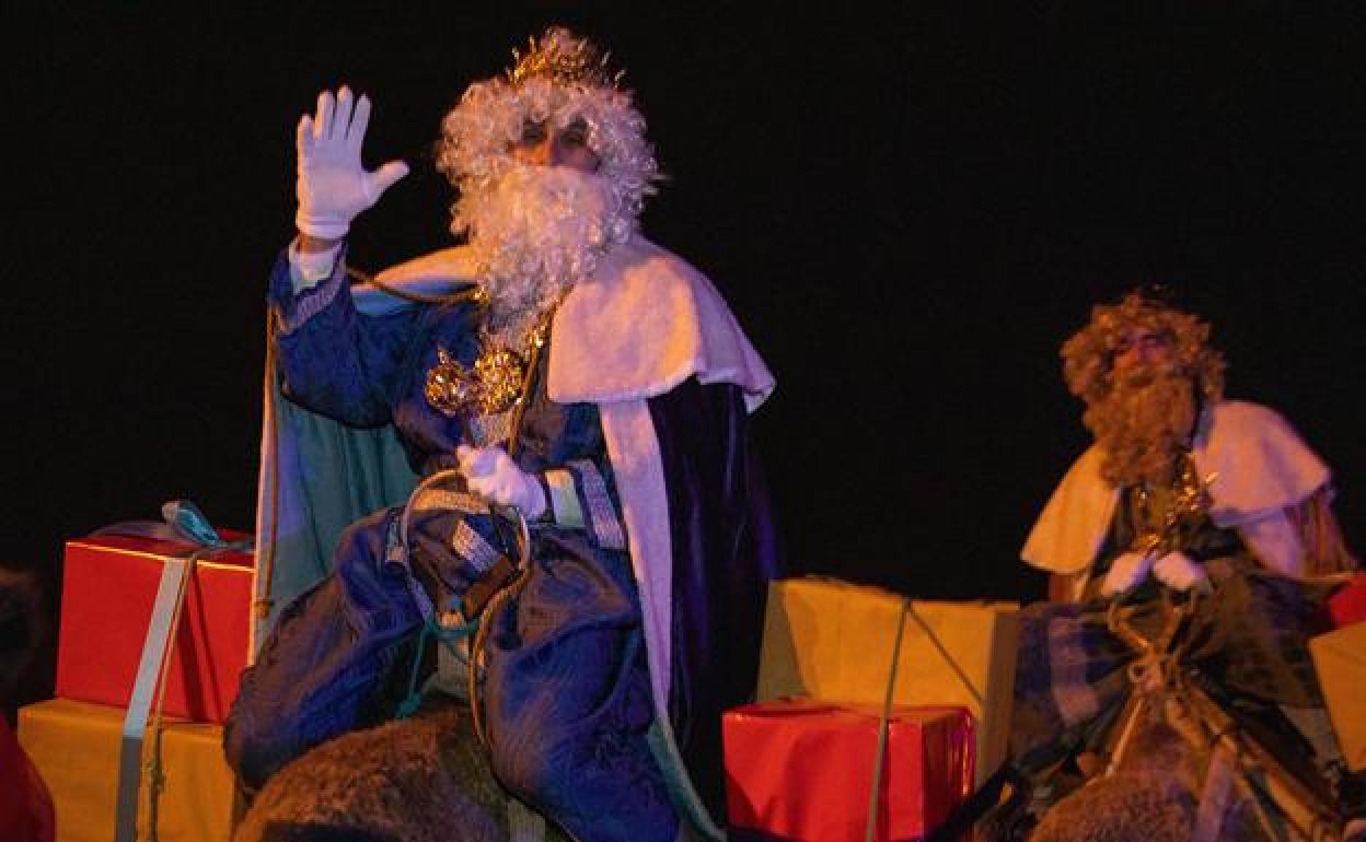 Dos Reyes Magos en la cabalgata de La Lajita, a lomos de los camellos cedidos por Oasis Wildlife. 