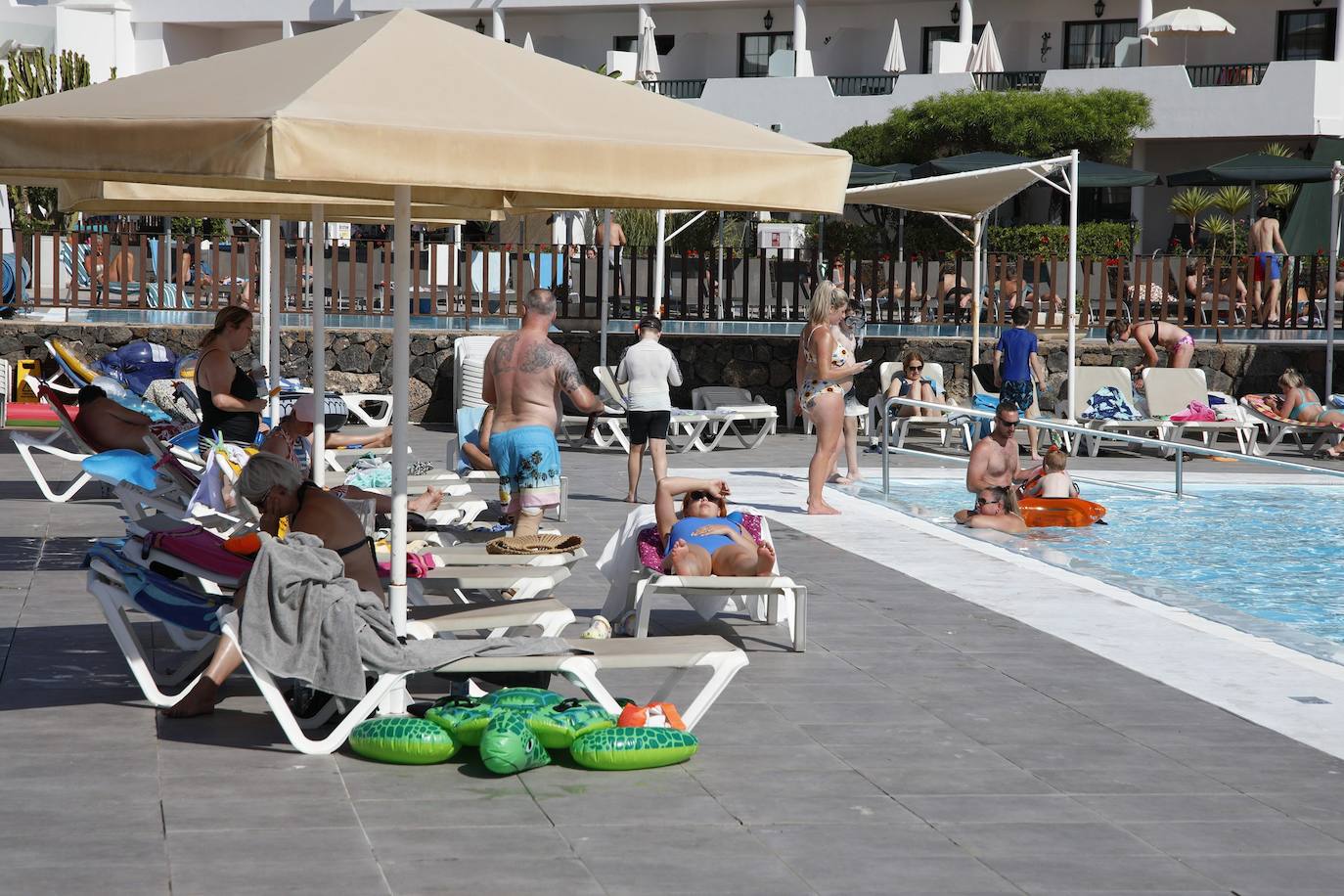 Turistas en un hotel de Lanzarote a finales de 2021. 