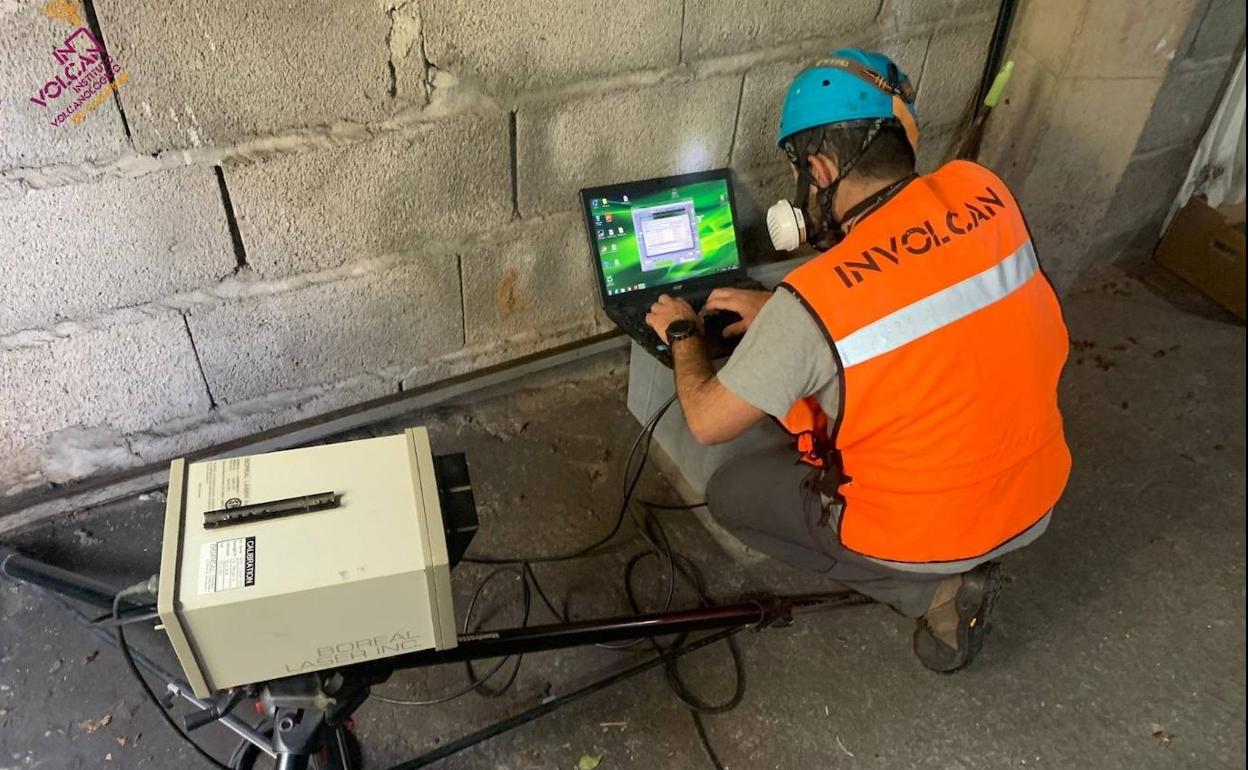 Personal de Involcan miden la actividad volcánica en los edificios de Puerto Naos. 