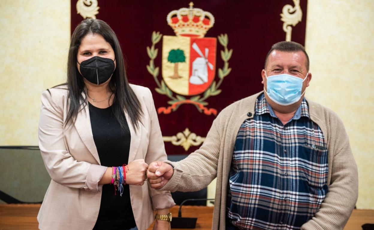 Esther Hernández y Matías Peña, en el momento del traspaso. 