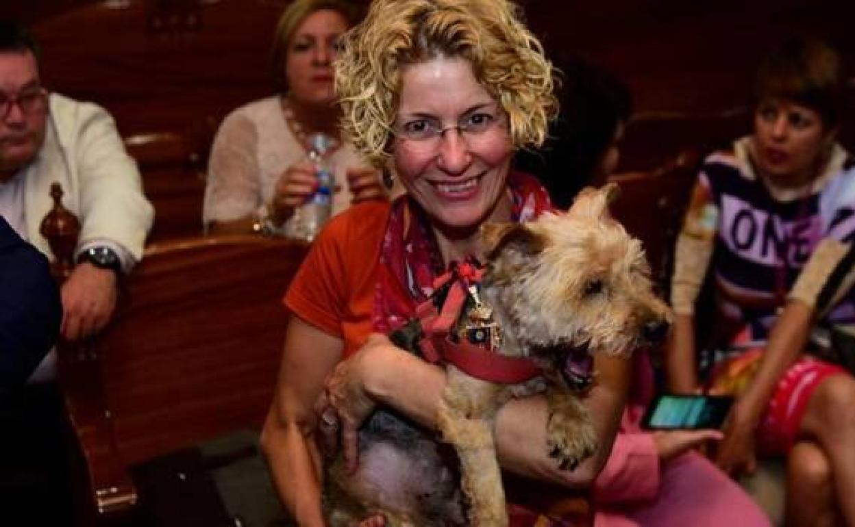 La edil, en una foto de archivo, el día en que tomó posesión de su acta de concejal. Lo hizo junto a su perro Tobillo. 