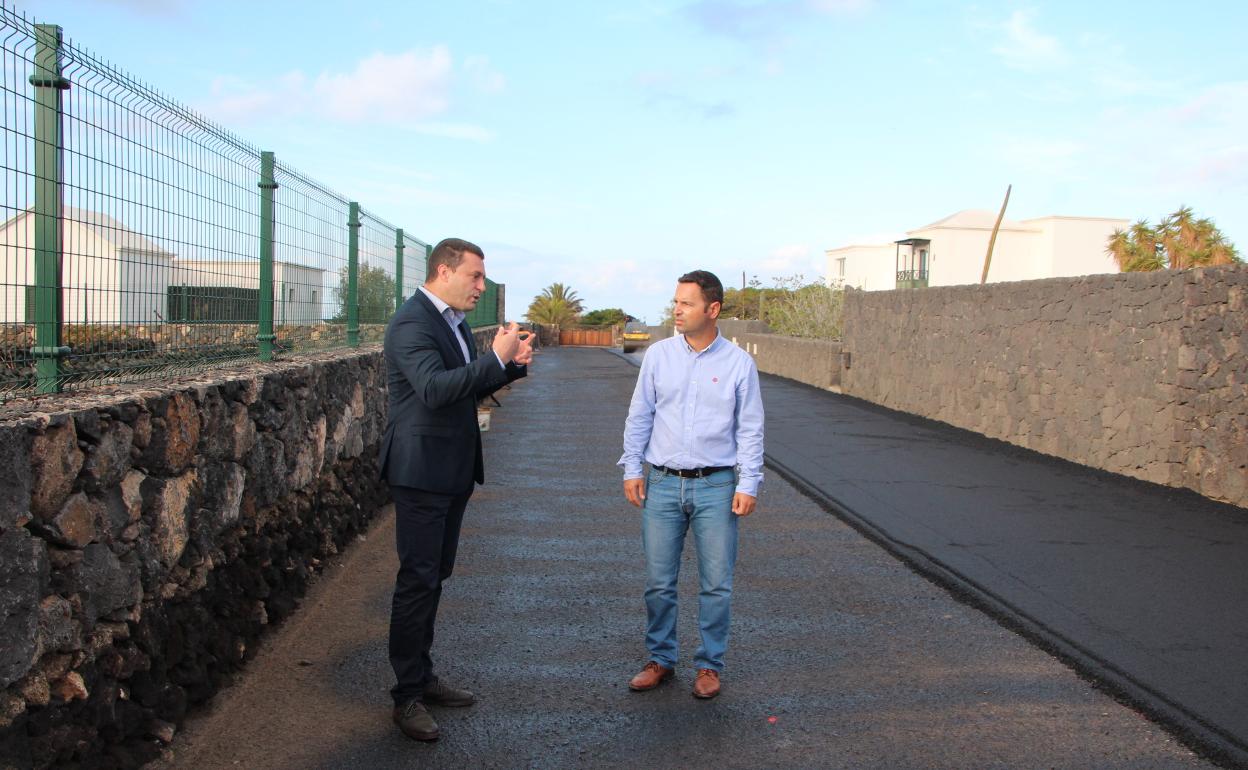 Óscar Noda, visitando obras de reasfaltado. 