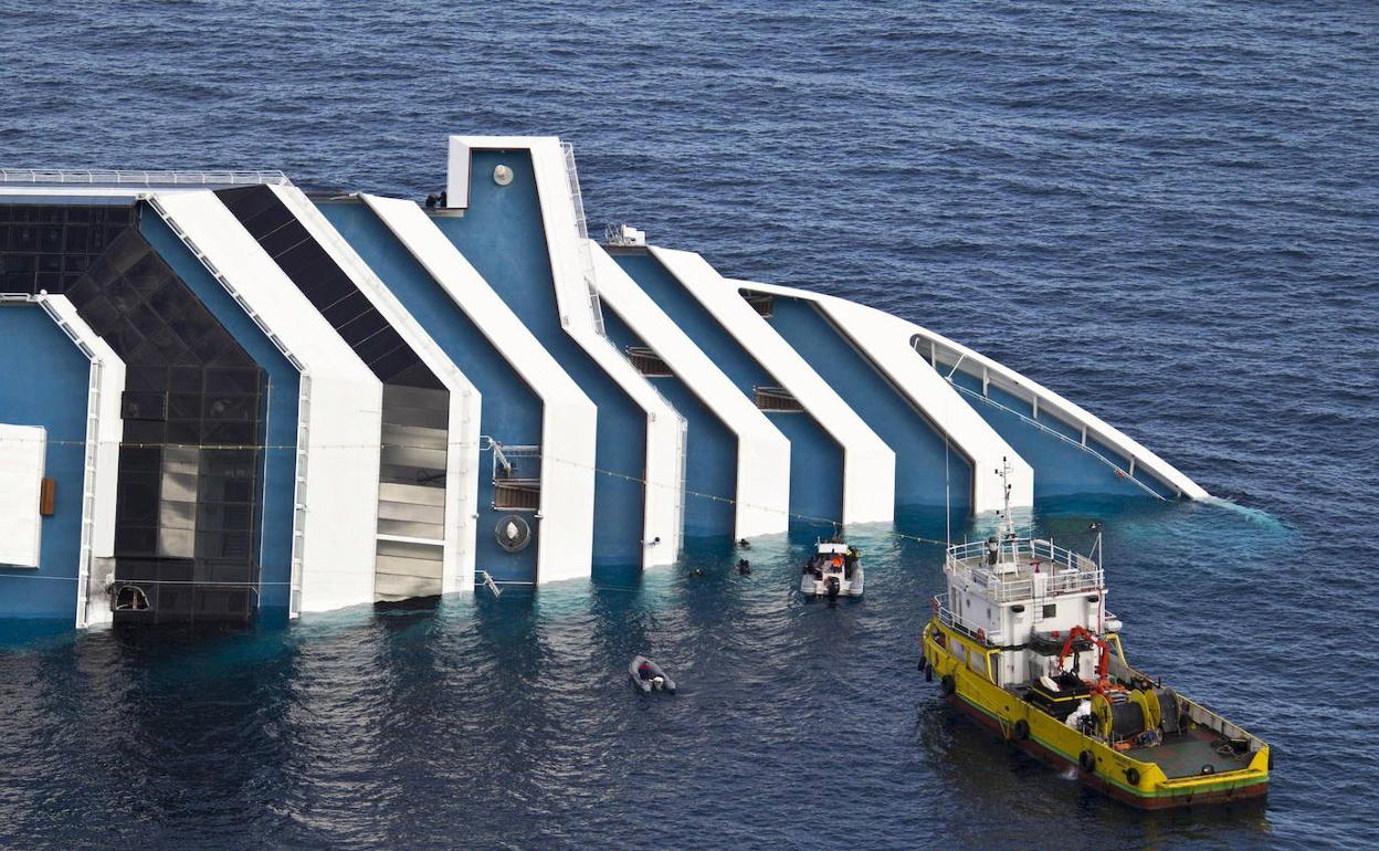 Estado en el que quedó el Costa Concordia tras el naufragio.