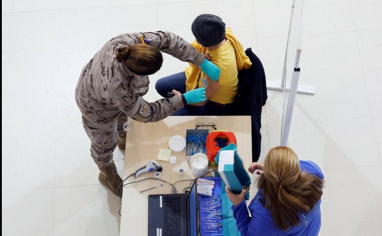 Sanidad plantea extender la dosis de refuerzo a todos los mayores de edad