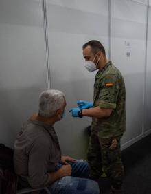 Imagen secundaria 2 - Comienza el apoyo de los equipos móviles de vacunación de las Fuerzas Armadas en Canarias