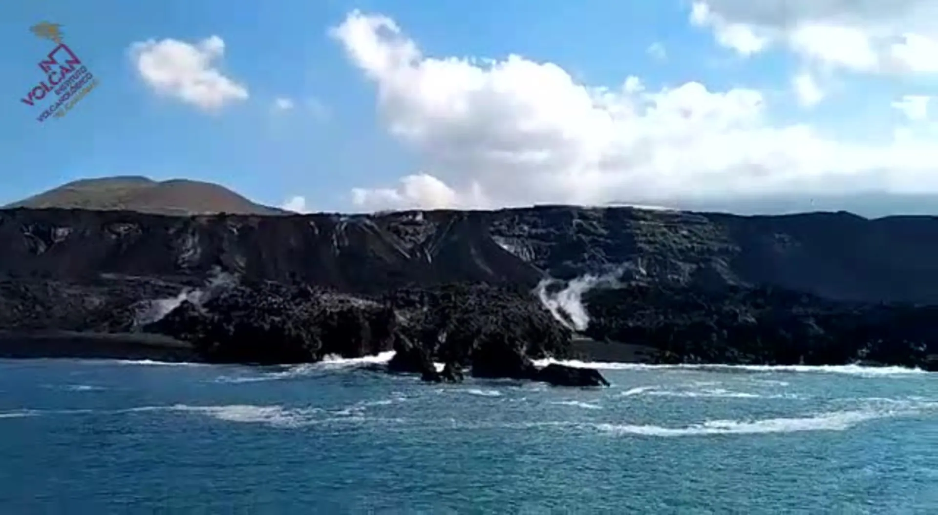 La fajana de lava sigue humeando en La Palma