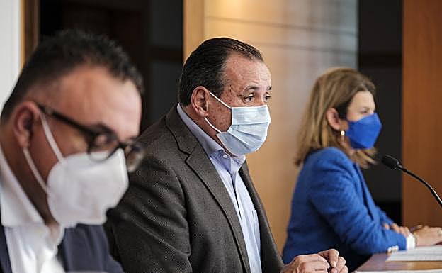 De izquierda a derecha, Conrado Domínguez, Blas Trujillo y Elizabeth Hernández, ayer en una rueda de prensa. 