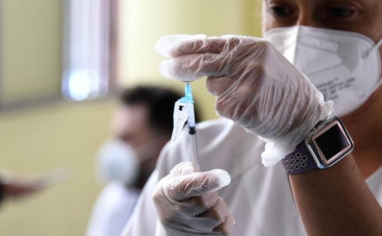 Sanidad amplía a los mayores de 18 años la dosis de recuerdo de la vacuna