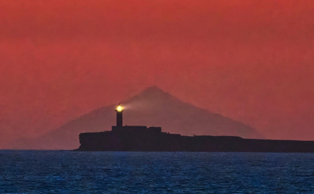 El faro de la Punta de Jandía alumbra al Teide