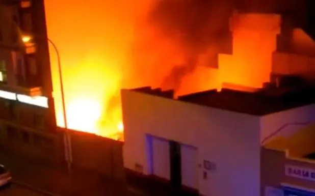 Vídeo. Aparatoso incendio en un solar en Icod de Los Vinos