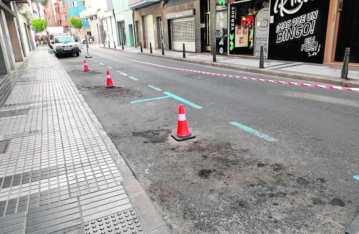 La instalación de sensores inteligentes en la zona Puerto ya se ha acometido en calles como La Naval. 
