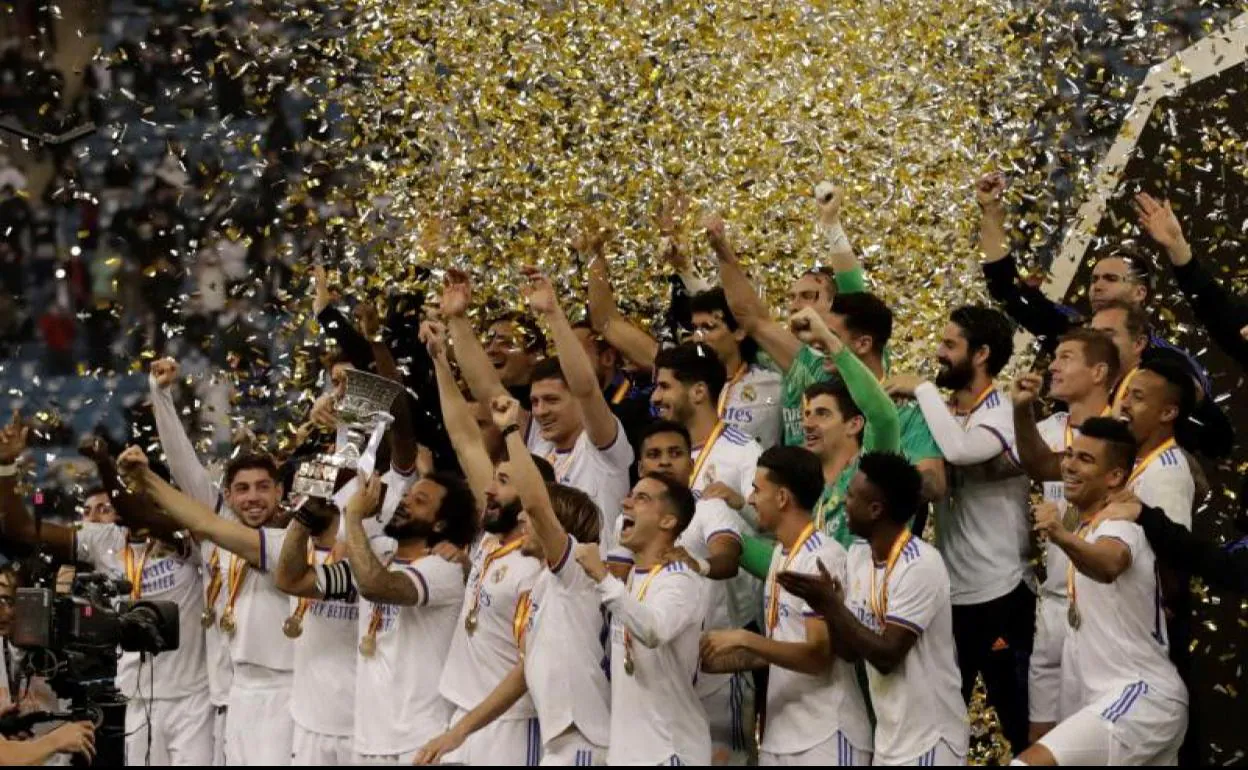 Marcelo levanta el trofeo de la Supercopa conquistado por el Real Madrid. 
