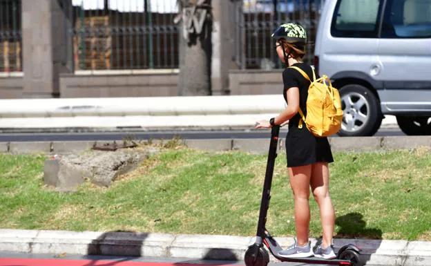 Una ciudadana circula en patineta por el carril bici de la zona Puerto de la capital grancanaria. 