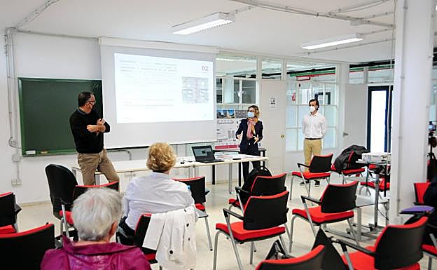 Un momento de la reunión de la alcaldesa y del edil de Vivienda con los vecinos. 