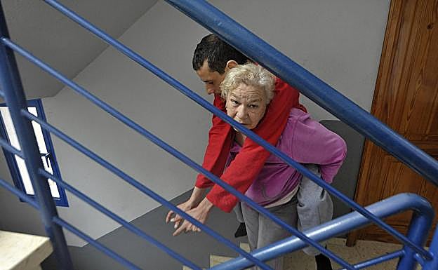 De esta manera bajaba Leonor a Lolo en su casa de Lomo El Chinche. 