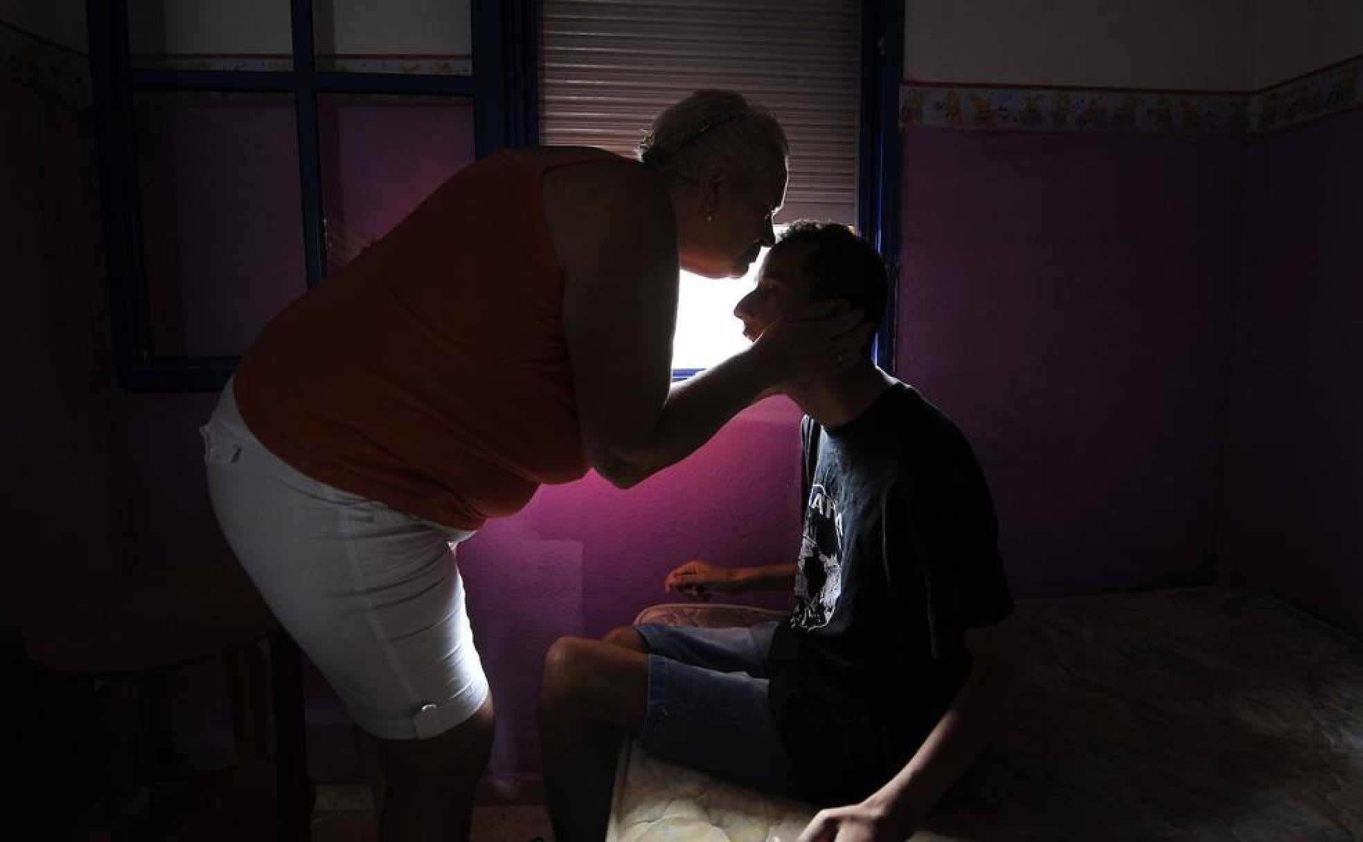 Imagen de archivo de Leonor besando a Loloal mudarse a la nuevacasa en 2015.