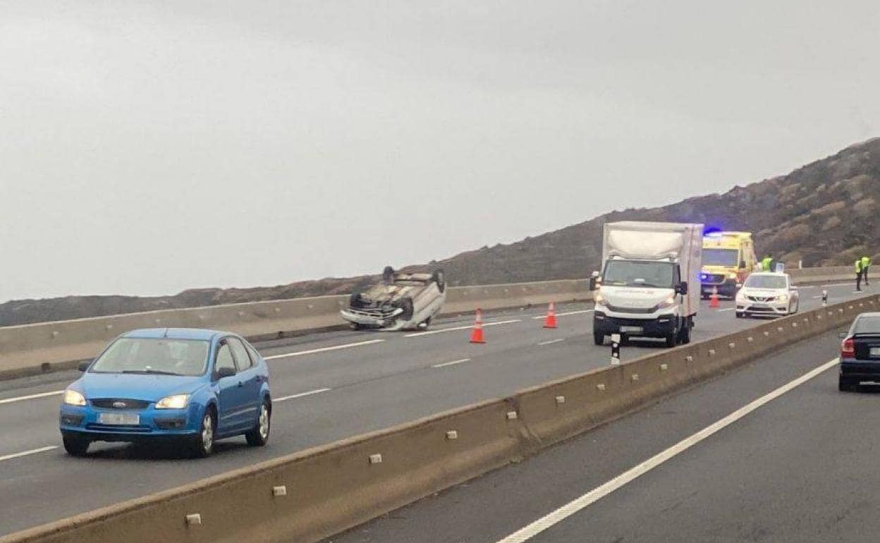 Herido un joven al volcar su vehículo en la TF-1, a la altura de Fasnia