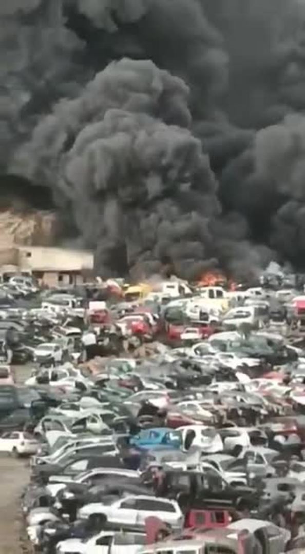 Aparatoso incendio en un desguace en Tenerife