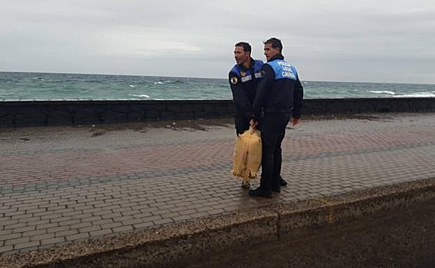 Hallan un fardo de hachís a la altura de Punta del Camello en Arrecife