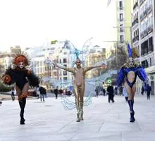 Imagen secundaria 2 - El Carnaval de Las Palmas de Gran Canaria inunda la calle Goya de Madrid
